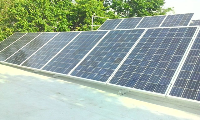 Montagem de painel solar em telhado plano com inclinação ajustável