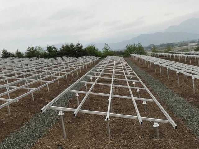 Sistema de montagem no solo em inclinação de trilho para montagem em poste de painel solar