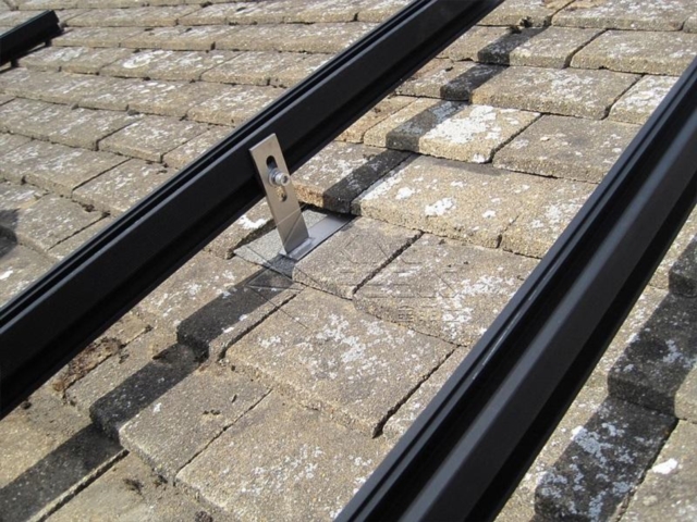 Sistema de montagem solar de telhado com suporte de telha de ardósia