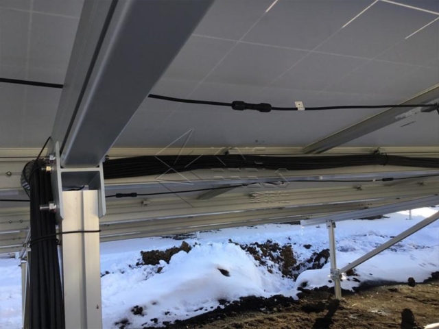 Sistema de montagem de fundação solar com parafuso de aterramento