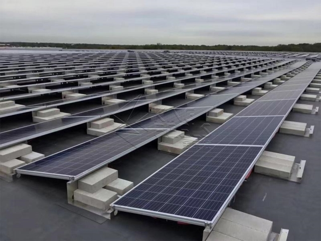 Sistema de montagem de telhado de painel solar inclinado com lastro