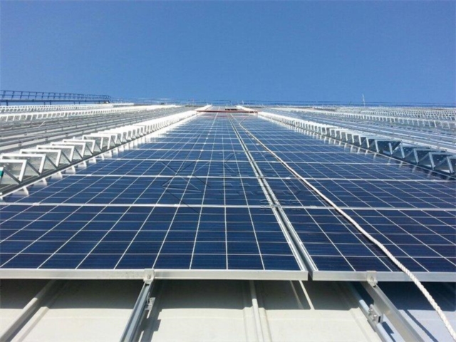 Montagem solar em telhado com costura permanente