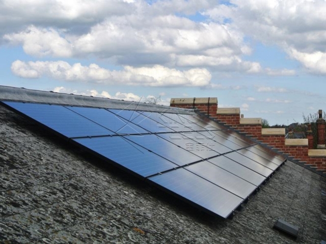 Sistema de montagem solar de telhado com suporte de telha de ardósia