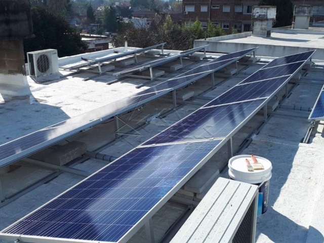 Montagem de painel solar em telhado plano com inclinação ajustável
